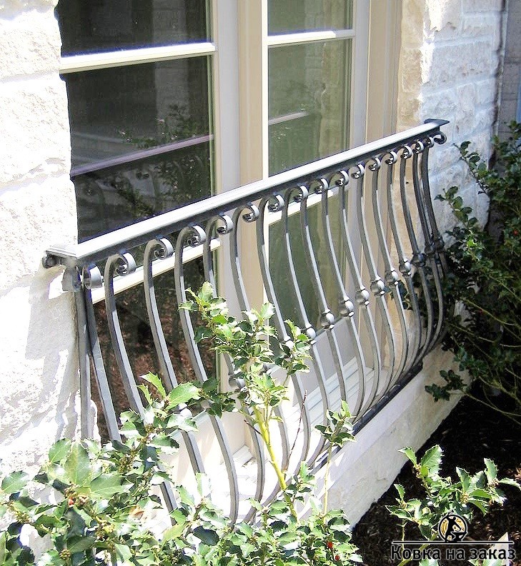 Небольшой французский балкончик с&nbsp;выгнутыми S-образными стойками