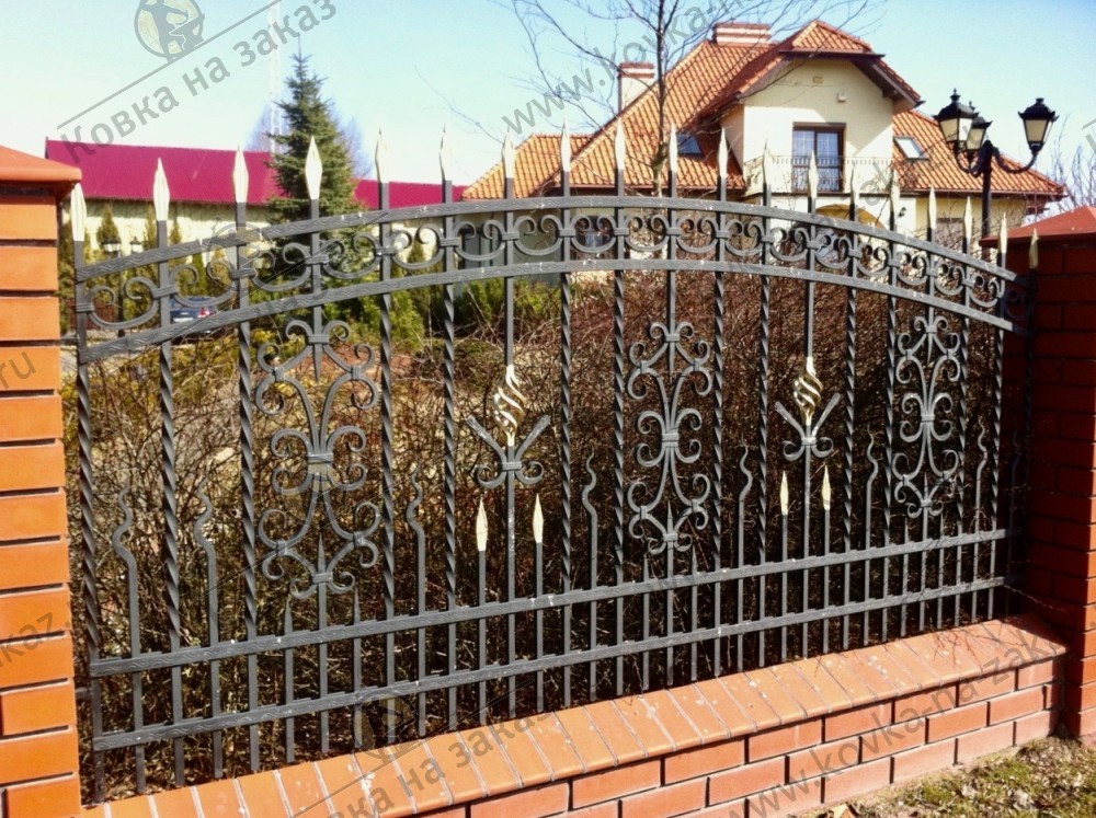 Забор для загородного дома с раскованными пиками и украшением корзинками