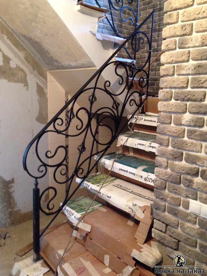 Перила на&nbsp;лестницу в&nbsp;стиле модерн, украшенные коваными листьями, фото 1
