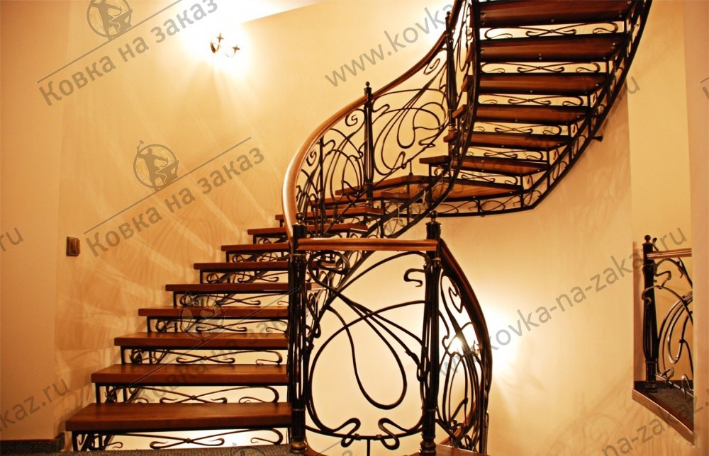 Винтовая лестница в стиле модерн с деревянным поручнем и ступенями, фото 1