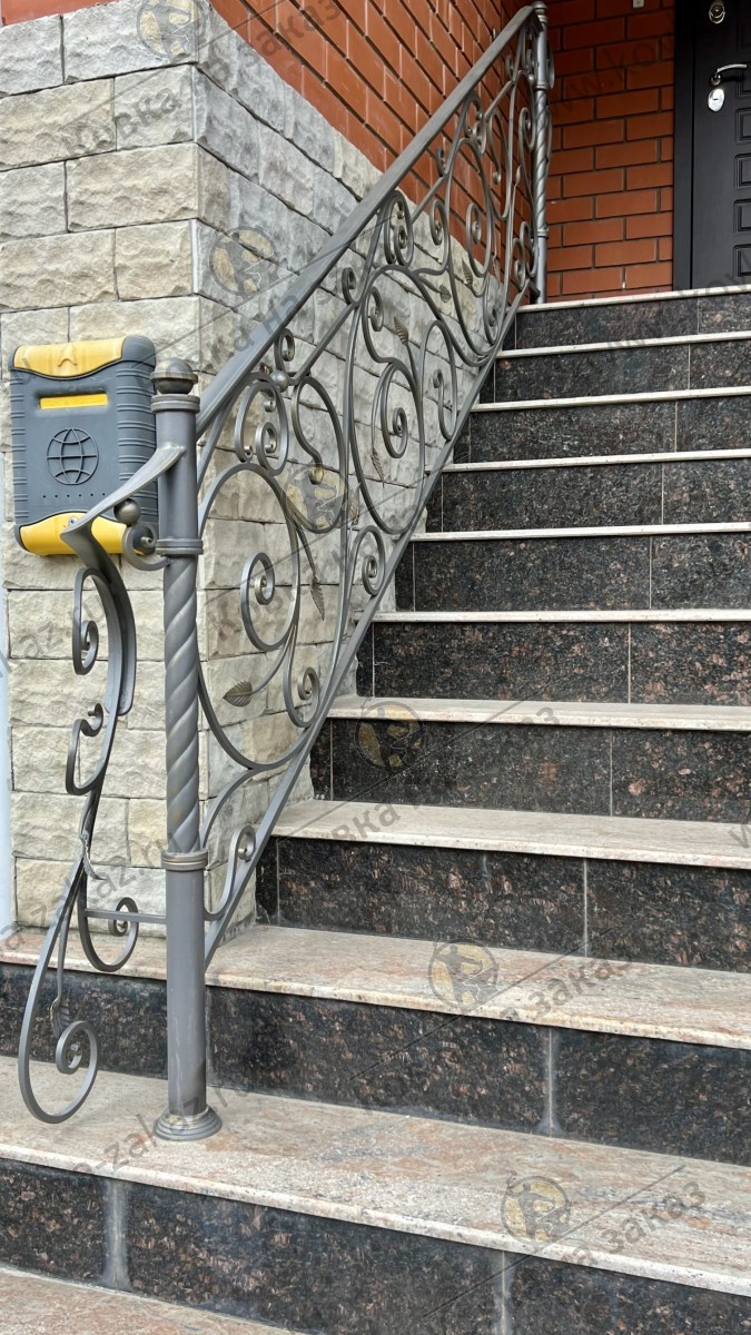 Небольшая трехметровая секция перил с&nbsp;металлическим поручнем для&nbsp;входной лестницы дома в&nbsp;КП&nbsp;Набережный в&nbsp;Долгопрудном Московской области, фото 2